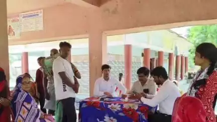 परिहार: प्रशासन द्वारा सहसराम गांव में कैंप लगाकर बनाया गया आयुष्मान कार्ड