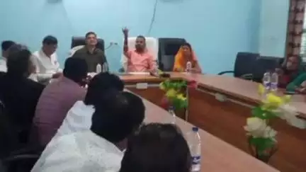 सारठ: प्रमुख और BDO ने सारठ प्रखंड सभागार में पंचायत समिति की बैठक की, जनहित योजनाओं की सूची मांगी