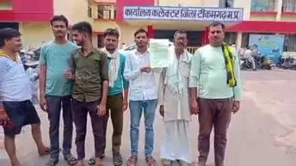 लिधौरा: फिरोजपुर खास गांव के ग्रामीण बिजली समस्या की शिकायत लेकर कलेक्ट्रेट कार्यालय पहुंचे, कलेक्टर को सौंपा ज्ञापन