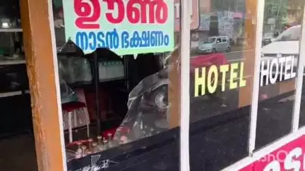 താമരശ്ശേരി: അമ്പായത്തോട് ഭക്ഷണം കഴിച്ചതിന്റെ പണം ആവശ്യപ്പെട്ടതിന് മധ്യവയസ്കൻ മദ്യലഹരിയിൽ ഹോട്ടലിന്റെ ചില്ല് തകർത്തു