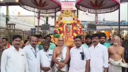 తిరుచానూర్ పద్మావతి అమ్మవారి అనుబంధం ఆలయంలో కొలువైన శ్రీకృష్ణుడికి బంగారు తిరుచ్చిపై ఉంచి మాడవీధుల్లో ఊరేగింపు