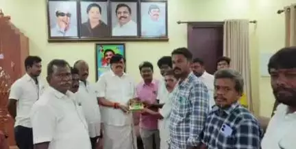 சிவகாசி: திருத்தங்களில் முன்னாள் அமைச்சர் இல்லத்தில் ஸ்ரீ செல்வ விநாயகர் திருக்கோவில் கும்பாபிஷேக விழாவிற்கு நிதி உதவி வழங்கிய முன்னாள் அமைச்சர்