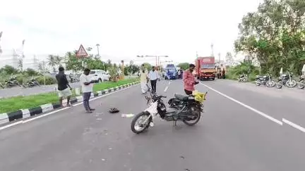 உளுந்தூர்பேட்டை: பில்லூர் குறுக்கு ரோடு பகுதியை கடந்த போது கார் மோதிய விபத்தில் மக்காசோள வியாபாரி தூக்கி வீசப்பட்டு உயிரிழப்பு#