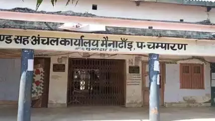 मैनाटांड़: हड़ताली राजस्व कर्मचारियों ने मैनाटांड़ में लौटाए सरकारी लैपटॉप, कामकाज ठप