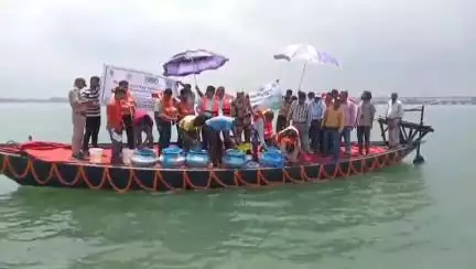 ফরাক্কা: ফারাক্কায় হিলসা রেঞ্চিং গঙ্গায় ছাড়া হলো প্রায় ৬২হাজার ইলিশ মাছ জনশক্তি মন্ত্রণালয়ের উদ্যোগে