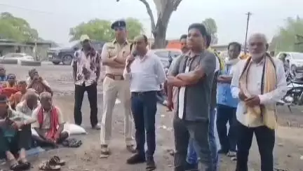 तमनार: जन समस्या को लेकर नागरामुड़ा तमनार के ग्रामीणों ने हुंकराडीपा में किया चक्का जाम #jansamasya