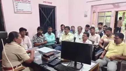 ತಿಕೋಟಾ: ಪಟ್ಟಣದ ಪೊಲೀಸ್ ಠಾಣೆಯಲ್ಲಿ ಬಂಗಾರ ಅಂಗಡಿಗಳ ಮಾಲೀಕರೊಂದಿಗೆ ಪೊಲೀಸ್ ಅಧಿಕಾರಿಗಳ ಸಭೆ
