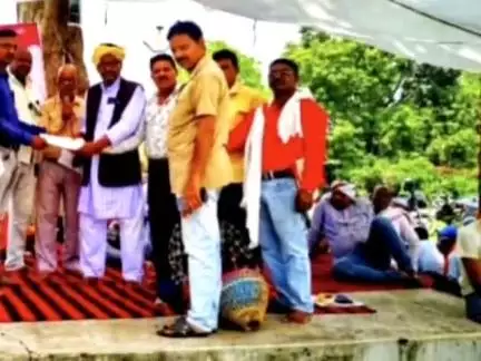 दाड़ी: दाड़ी प्रखंड में भाकपा माले ने 25 सूत्री मांगों के साथ प्रखंड मुख्यालय पर किया धरना-प्रदर्शन