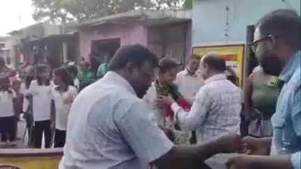 ஊத்தங்கரை: முக்கிய வீதிகள் வழியாக ஊர்வலம் சிலம்பப் போட்டியில் 12 தங்கம் 3வெள்ளி பதக்கங்களை வென்ற மாணவர்களுக்கு உற்சாக வரவேற்பு