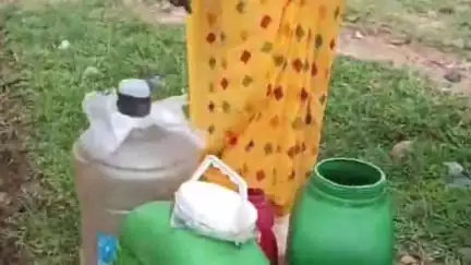 লংকা: অসম ভোজপুৰী পৰিষদ সমিতিৰ তৎপৰতাত ৩নং শাস্ত্ৰী গাওঁত সৰবৰাহ কৰা ৮০লিটাৰ বিষাক্ত চোলাই মদ ধ্বংস কৰে