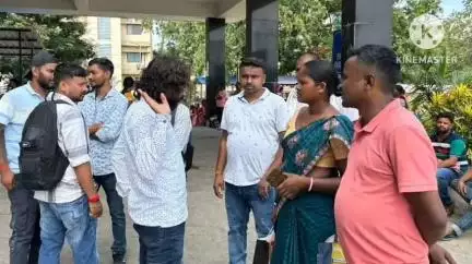 बुंडू: सड़क दुर्घटना में घायल तमाड़ निवासी सुरेश से रिम्स में मिले JLKM नेता