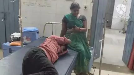 पकरीबरावां: पकरीबरावां में सड़क दुर्घटना में एक युवक बुरी तरह जख्मी, सामुदायिक स्वास्थ्य केंद्र पकरीबरावां में चल रहा इलाज
