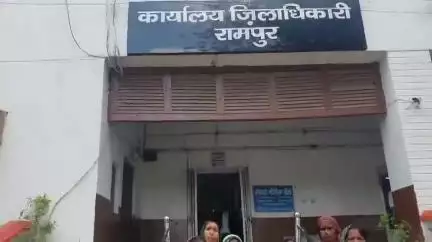 मिलक: भैंसोड़ी शरीफ गांव की दर्जनों महिलाओं ने जिलाधिकारी कार्यालय में पत्र देकर की गांव में कूड़ेदान लगाने की मांग
