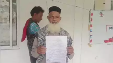 सिमरिया: पीड़ित की ज़मीन पर पेड़ काटकर ज़बरन कब्ज़ा करने का आरोप, कलेक्ट्रेट में सौंपा ज्ञापन