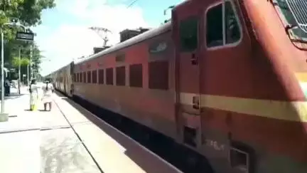 ஸ்ரீவில்லிபுத்தூர்: அத்திகுளம் ரயில்வே இரும்புப் பாதை பராமரிப்பு பணிக்காக 31 5 2025 காலை 8 மணி முதல் மாலை 6 மணி வரை வழித்தடம் மூடப்படுவதாக ரயில்வே நிறுவனம் அறிவிப்பு