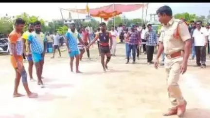నకిరేకల్: పట్టణంలో ఉమ్మడి నల్గొండ జిల్లా కబడ్డీ టోర్నమెంట్‌, కబడ్డీ ఆడి క్రీడాకారులను ఉత్తేజపరిచిన సీఐ రాజశేఖర్‌