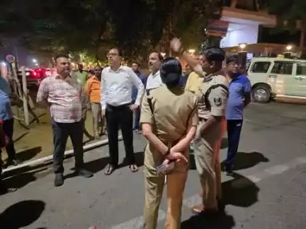 माननीय प्रधानमंत्री जी के पटना में प्रस्तावित कार्यक्रम हेतु जिलाधिकारी, पटना वरीय पुलिस अधीक्षक, पटना एवं नगरायुक्त, पटना द्वारा संबंधित पदाधिकारियों के साथ रात्रि में रूट लाइनिंग, लाइटिंग एवं किए जा रहे सुरक्षा उपायों का निरीक्षण किया गया