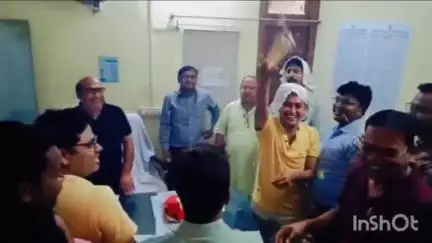 হরিরামপুর: বংশীহারী ব্লকের জয়েন্ট বিডিও-র জন্মদিনে তৃণমূল জেলা সভাপতি, সোশ্যাল মিডিয়ায় ভাইরাল ভিডিও ঘিরে বিতর্ক