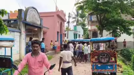 ভরতপুর ১: রাস্তা সংস্কারের দাবিতে গড্ডা গ্রাম পঞ্চায়েতের সামনের বিক্ষোভ গ্রামবাসী ও টোটো চালকদের   #jansamasya