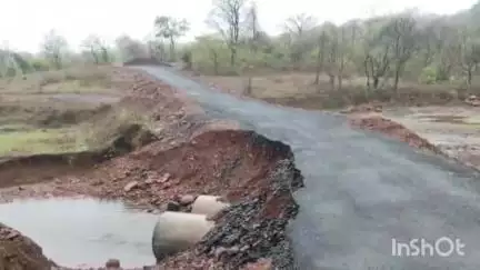 पनवेल: कोरलवाडी आदिवासी वाडीला आदिवासींचा रस्ता गेला वाहून
अधिकारी, कंत्राटदाराच्या चौकशीची मागणी