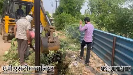 सारी रात नाले में फंसी रही 🥺

Respect Girls help poor help animals 

#apsgurjar #help #viral #gwalior #support #cow