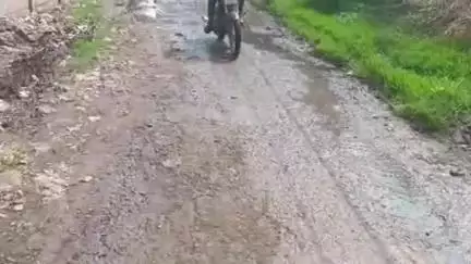 ग्राम पंचायत सांवेर सोनकच्छ में रोड का काम चल रहा है जोरों से लेकिन बस कागजों में देख लीजिए सांवेर मैन रोड की हालत।।🙂