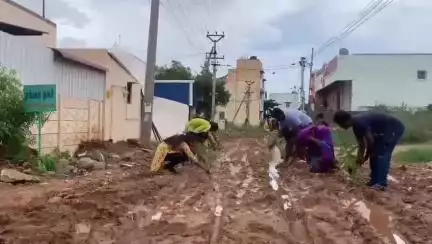 கோவை தெற்கு: பட்டணம் ஊராட்சியில் அடிப்படை வசதிகளின்றி மக்கள் அவதி: மழைநீரில் நாற்று நட்டு நூதன போராட்டம்