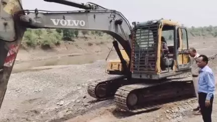 सुठालिया: सुठालिया क्षेत्र की पार्वती नदी में अवैध खनन, पोकलेन मशीन खराब होने के बाद प्रशासन ने की ज़ब्त