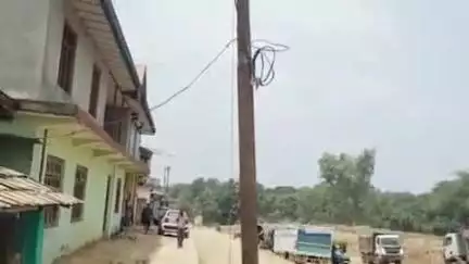 नूरपुर: भाली में बिजली विभाग ने घर की ऊपरी मंजिल के बरामदे से महज 3 फीट की ऊँचाई से निकाली थ्री फेज बिजली तारें, परिवार पर संकट