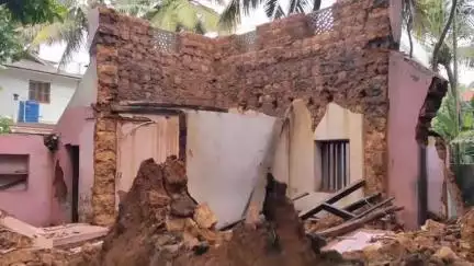 ഒറ്റപ്പാലം: മനിശ്ശേരിയിൽ വീടിന്റെ ചുമർ ഇടിഞ്ഞുവീണ് ഓട്ടോറിക്ഷ പൂർണമായും തകർന്നു