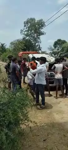 ग्राम कुरमा के माता चौरा देवालय के सामने स्कॉर्पियो को चला रहे ड्राइवर ने वॉटर सेड में ठोका