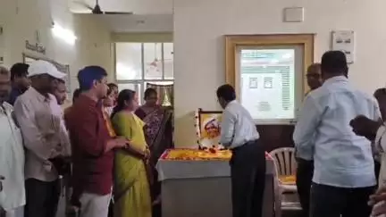 తుని మున్సిపల్ కార్యాలయంలో నందమూరి తారక రామారావు జయంతి కార్యక్రమం నిర్వహించిన కమిషనర్ వెంకటరావు ఇతర ఉద్యోగులు