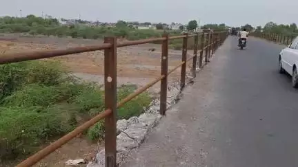 રાણપુર: શહેરમાં ભાદર નદીના પુલ ઉપર તંત્ર દ્વારા દીવાલો તોડીને લોખંડના પાઈપની રેલીંગ બનાવતા દુર્ઘટનાની સંભાવના#Jansamasya
