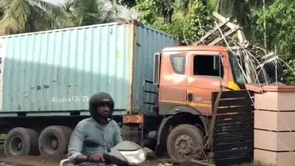 ചാവക്കാട്: അകലാട് കണ്ടെയ്നർ ലോറി ട്രാൻസ്‌ഫോർമറിൽ ഇടിച്ച് അപകടം, വൈദ്യുതി-കേബിൾ-ഇന്റർനെറ്റ്‌ സംവിധാനം താറുമാറായി