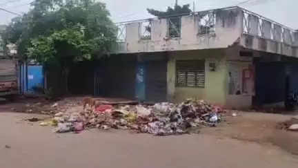 ಹೊಸಪೇಟೆ: ಎರಡನೇ ದಿನಕ್ಕೆ ಕಾಲಿಟ್ಟ ಪೌರ ನೌಕರರ ಮುಷ್ಕರ; ನಗರವೆಲ್ಲ ಕಸಮಯ