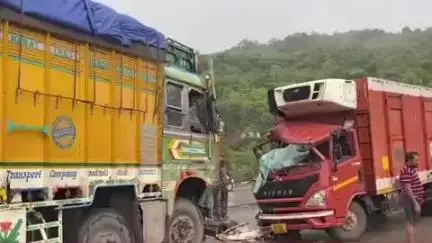खेड: वेरळ येथे दोन कंटेनर ची समोरासमोर धडक; दोघे गंभीर जखमी