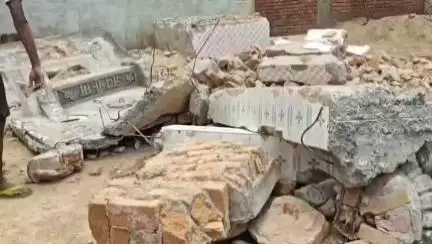 पुसौर: ग्राम भाठनपाली में चर्च लगाने वालों ने हनुमान मंदिर को तोड़ा