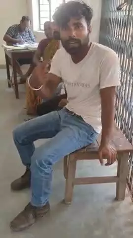 dhapri mord me dukan par chadh ke phal bechne bala local uva milkar marpit kiya aur lakho ka saman tora
