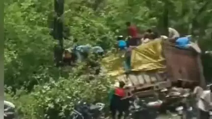 चाईबासा: जांगीबुरु घाटी में चावल लदा ट्रक दुर्घटनाग्रस्त, राहगीरों ने लूटा चावल, वीडियो हुआ वायरल #वायरल