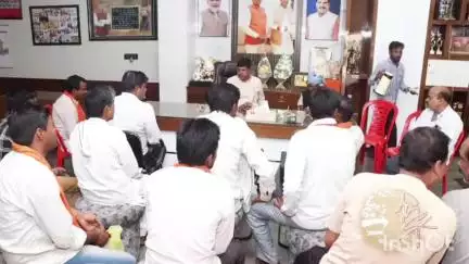 कुरवाई: क्षेत्र के एक दर्जन से अधिक नागरिकों ने विभिन्न समस्याओं के समाधान के लिए विधायक को दिए आवेदन