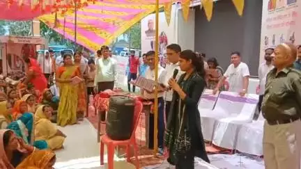 गरखा: जिलाधिकारी अमन समीर सरगट्टी गाँव में महिला संवाद कार्यक्रम में शामिल हुए