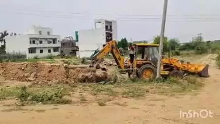 લુણાવાડા: સોનેલા ગામ પાસે માઇનોર કેનાલ પરના દબાણો દૂર કરવાની કામગીરી આજે પણ હાથ ધરાઈ