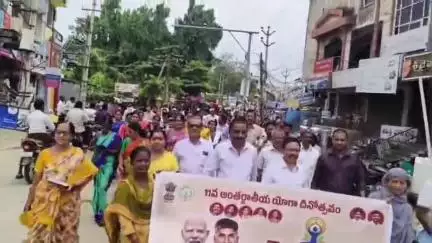 తునిలో యోగాపై అవగాహన కల్పిస్తూ ర్యాలీ నిర్వహించిన మున్సిపల్ అధికారులు, ప్రజా ప్రతినిధులు, ప్రజలు