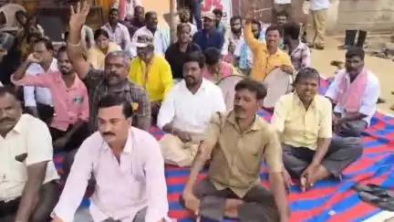 ಹಿರಿಯೂರು: ಹಿರಿಯೂರು ನಗರಸಭೆ ಬಳಿ ವಿವಿಧ ಬೇಡಿಕೆಗಳ ಈಡೇರಿಕೆಗೆ ಆಗ್ರಹಿಸಿ ಪೌರ ನೌಕರರಿಂದ ಅನಿರ್ಧಾಷ್ಠಾವಧಿ ಮುಷ್ಕರಕ್ಕೆ ಚಾಲನೆ