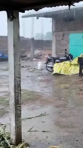 Khategaon.Anya Gaon Mein jordar Barish bhi kshamta hai .Kisanon per aakritiyan a Gai Kyunki kisanon Ka Moh Kata nahin