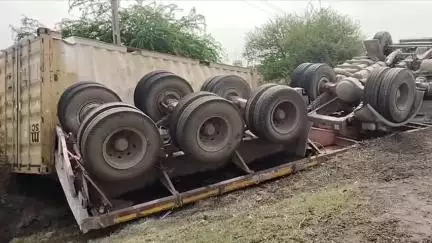 હળવદ: હળવદ માળિયા હાઇવે પર ધનાળા ગામના પાટીયા નજીક ટ્રક કન્ટેનર પલટી જતા સર્જાયો અકસ્માત...