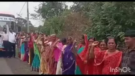 आठनेर: आठनेर नगर से स्व-सहायता समूह की कई बहनें मुख्यमंत्री कार्यक्रम में भाग लेने सारणी पहुंचीं
