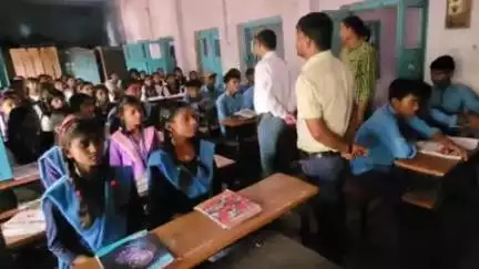 राजगीर: राजगीर के मध्य विद्यालय में विश्व माहवारी स्वच्छता दिवस पर जागरूकता कार्यक्रम का हुआ आयोजन, BDO रहे मौजूद