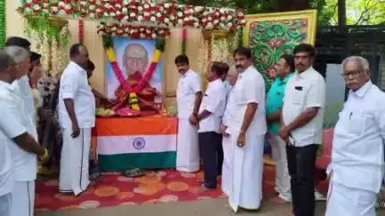 திருச்செங்கோடு: பேருந்து நிலையம் அருகே காளியண்ணன் கவுண்டர் நினைவு தினத்தையொட்டி மரியாதை செலுத்திய மாதேஸ்வரன் MP