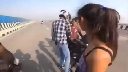अपनी गर्लफ्रेंड को दूसरे के साथ मरीन ड्राइव पर देख प्रेमी ने निकाल दिया कट्टा! #patna #crime #lovers #fight #love